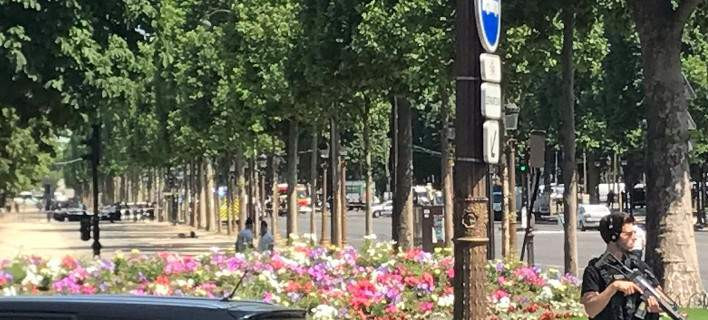 ΕΚΤΑΚΤΟ: Άνδρας έριξε το όχημά του πάνω σε βαν της αστυνομίας στα Ηλύσια Πεδία, στο Παρίσι